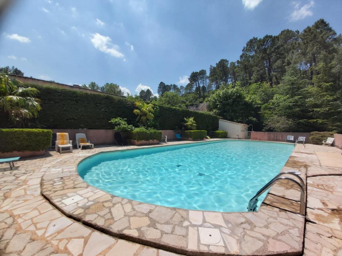 Eblouissant Appartement Au Calme D'Une Residence Avec Piscine Idealement Situe Au Pied Du Colorado Provencal Dans Le Prestigieux Luberon Rustrel Exterior foto