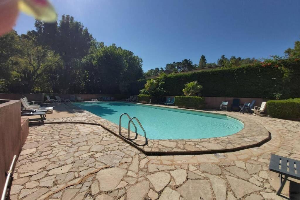 Eblouissant Appartement Au Calme D'Une Residence Avec Piscine Idealement Situe Au Pied Du Colorado Provencal Dans Le Prestigieux Luberon Rustrel Exterior foto