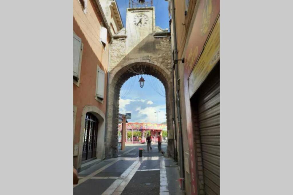 Eblouissant Appartement Au Calme D'Une Residence Avec Piscine Idealement Situe Au Pied Du Colorado Provencal Dans Le Prestigieux Luberon Rustrel Exterior foto